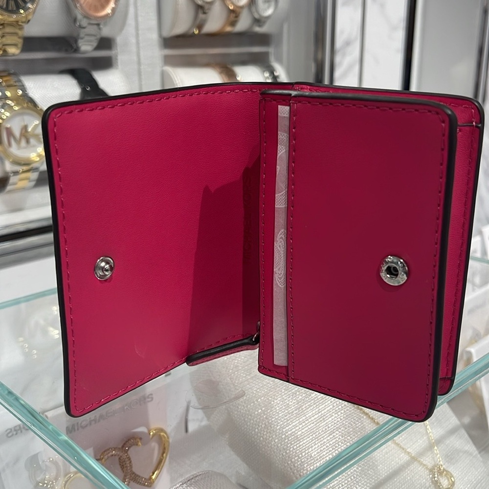 MICHAEL KORS Carson Small Pebbled Leather Flap Wallet
DRAGONFRUIT
NWT - Picture 14 of 16